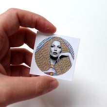 将图片加载到图库查看器,The Touch Round Sticker