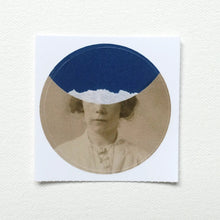 Carica l&#39;immagine nel visualizzatore di Gallery, Blue Dot Round Sticker
